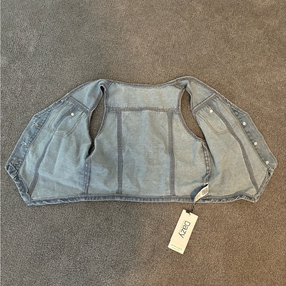 Light wash blue denim vest. Brand: DAZY, from SHEIN. Size: M, fits like an XS. - Picture 3 of 5